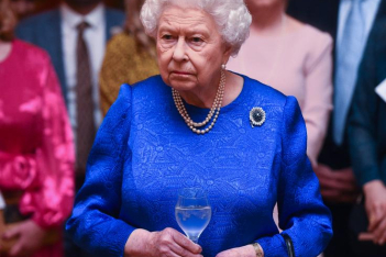 Βασίλισσα Ελισάβετ: Τι μυστικά κρύβει η τσάντα της