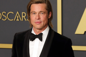 Brad Pitt: Ποια είναι η εντυπωσιακή γυναίκα που φαίνεται ότι έχει κλέψει την καρδιά του