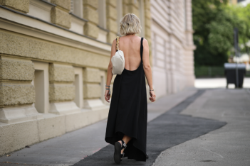Mαύρο φόρεμα: Ποιος είπε ότι δεν φοριέται το καλοκαίρι;