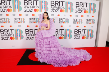 Brit Awards 2021: Oι εμφανίσεις στο κόκκινο χαλί που θα συζητηθούν