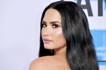 H Demi Lovato δηλώνει non binary και αλλάζει τις αντωνυμίες σε they/them 