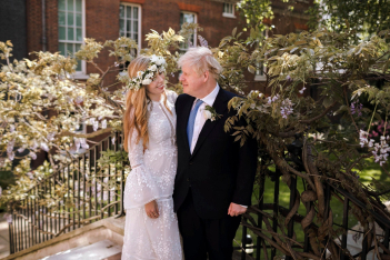 Το δαντελένιο νυφικό Costarellos της Carrie Symonds στον γάμο της με τον Boris Jonson
