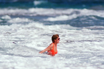 Πριγκίπισσα Diana: To στιλιστικό της trick για ακαταμάχητες εμφανίσεις στην παραλία