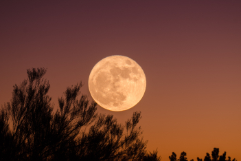 «Ματωμένο Φεγγάρι» και ολική έκλειψη σήμερα - Τα ζώδια που θα επηρεαστούν περισσότερο 