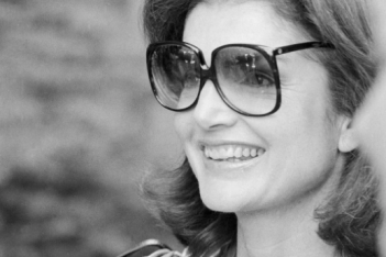 Jackie Kennedy Onassis: Γιατί αρνήθηκε να αλλάξει το λερωμένο με αίμα ροζ φόρεμα της την ημέρα της δολοφονίας του JFK