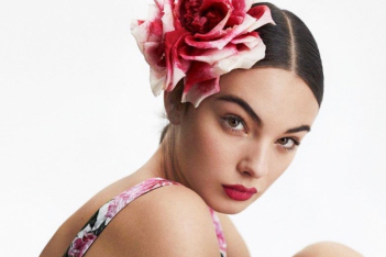 Deva Cassel: Η κόρη της Monica Bellucci ποζάρει πιο εντυπωσιακή από ποτέ στη νέα καμπάνια του Dolce & Gabbana