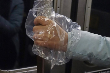 Ο φόβος της πανδημίας: Φωτογράφος απαθανατίζει τα χέρια επιβατών στο μετρό της Νέας Υόρκης