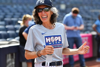 «Δεν είναι θέση για ένα κορίτσι»: Μια 70χρονη έπαιξε σε αγώνα των Yankees, δεκαετίες μετά την αρχική απόρριψή της