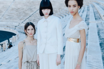 Kαθηλωτικός Dior: To Καλλιμάρμαρο γέμισε με σύγχρονες ιέρειες ντυμένες στα λευκά