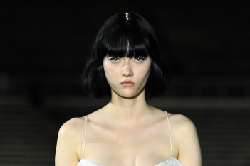 Πέρλες, τρουκς και φυσικό μακιγιάζ - H έμπνευση για το επιβλητικό show του οίκου Dior