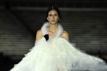 Swan Dress: 3 φορές που το φόρεμα-κύκνος τράβηξε τα βλέμματα στο runway