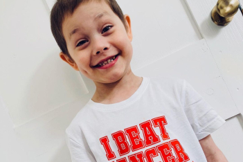 Oscar Saxelby - Lee: Η ιστορία του μικρού ήρωα που νίκησε τη δυσκολότερη μάχη με τον καρκίνo