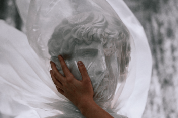 Salvatore Garau: O Ιταλός καλλιτέχνης που πούλησε το "αόρατο γλυπτό" του για 15 χιλιάδες ευρώ