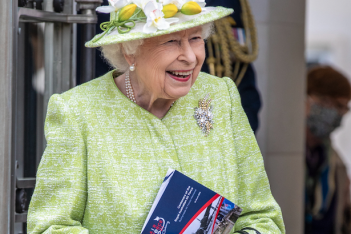 Bασίλισσα Ελισάβετ: Φύτεψε ένα συμβολικό τριαντάφυλλο προς τιμήν του πρίγκιπα Φιλίππου