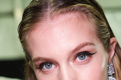 Πώς θα κάνετε το eyeliner σας να μείνει σταθερό για πολλές ώρες