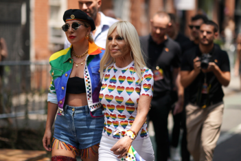 Ο οίκος Versace και η Lady Gaga γιορτάζουν την LGBTQIA + κοινότητα με μία capsule συλλογή