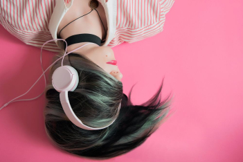 Γιατί το άκουσμα μουσικής πριν κοιμηθείτε μπορεί να καταστρέψει τον ύπνο σας;