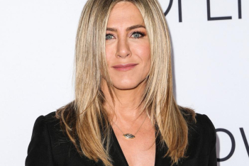 Jennifer Aniston: Σχολιάζει με χιούμορ τις στιλιστικές της επιλογές ως "Rachel"