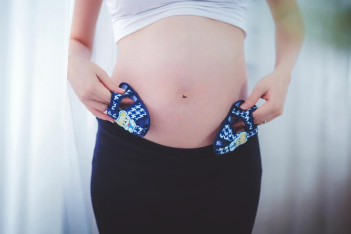 Εγκυμοσύνη το καλοκαίρι: 5 tips που θα σε βοηθήσουν