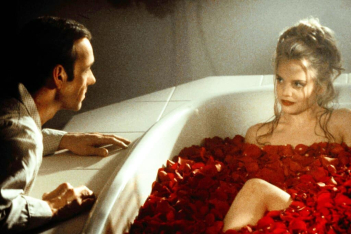 Mena Suvari: Η σταρ του American Beauty αποκαλύπτει την «άβολη και ασυνήθιστη» εμπειρία της με τον Kevin Spacey 