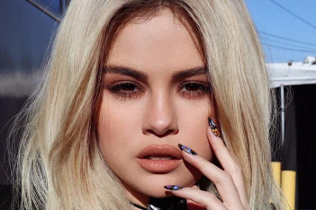 Selena Gomez: Μόλις υιοθέτησε το απόλυτο χρώμα στα νύχια της για το καλοκαίρι  