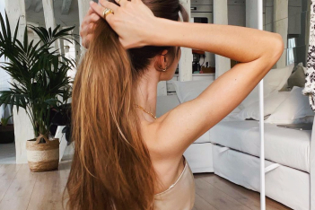 Τα δυο βήματα που μπορείτε να κάνετε  για τα μαλλιά σας πριν το λούσιμο