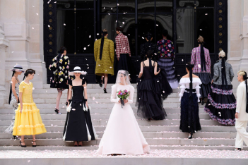 Chanel: Το show Υψηλής Ραπτικής έκλεισε με μια πανέμορφη νύφη να πετά την ανθοδέσμη στο κοινό