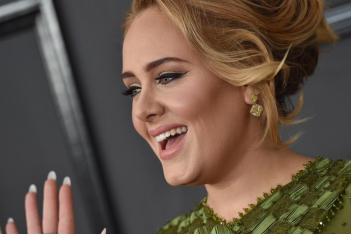 Adele: Φωτογραφήθηκε «βαμμένη» από πάνω ως κάτω στα χρώματα της ομάδας της για τον τελικό του Euro
