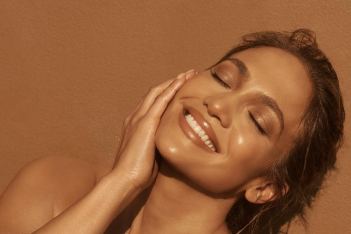 Jennifer Lopez: Μοιράζεται τη skincare routine που κάνει την επιδερμίδα της τόσο λαμπερή