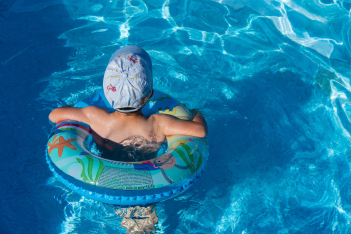 Καλοκαιρινές βουτιές: 5+1 tips για να κρατήσετε ασφαλές το παιδί σας στο νερό