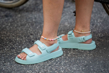 Τα anklets είναι η 90s τάση που θα δούμε σε κάθε παραλία - Πώς να τα φορέσετε