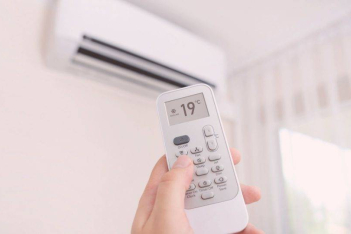 Γιατί το κλιματιστικό στάζει μέσα στο σπίτι και πώς να το αντιμετωπίσετε