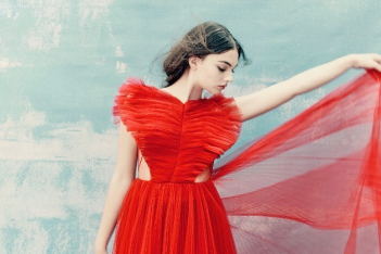 Deva Cassel: Φωτογραφίζεται με φόρεμα Dior και συναγωνίζεται την ομορφιά της Monica Bellucci