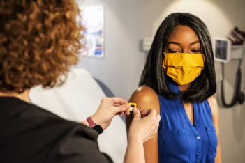 Εμβολιασμός κατά της COVID-19: Γιατί κάποιοι έχουν παρενέργειες και κάποιοι άλλοι δεν έχουν