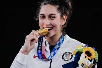Γιατί οι «χρυσοί» Ολυμπιονίκες δαγκώνουν το μετάλλιό τους όταν φωτογραφίζονται;