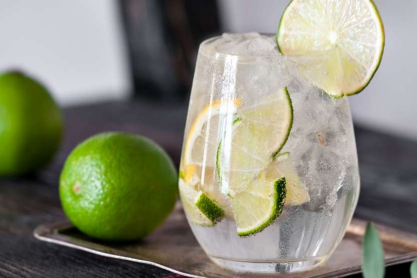 Συνταγή για κοκτέιλ μαστίχα fizz: Μοναδικό και δροσιστικό