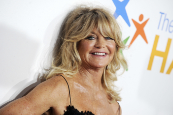 Goldie Hawn: Χορεύει ABBA και απολαμβάνει τη θάλασσα σε ελληνικό νησί