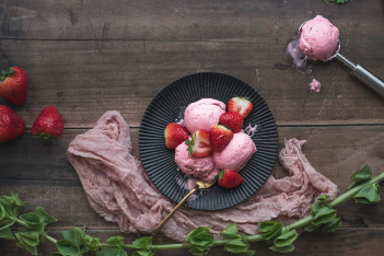 Δροσερό και ελαφρύ παγωτό γιαούρτι με φρέσκες φράουλες