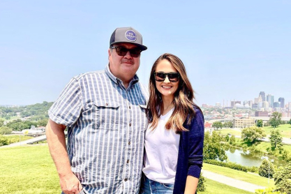 O Eric Stonestreet του Modern Family αρραβωνιάστηκε με τη νοσοκόμα σύντροφό του