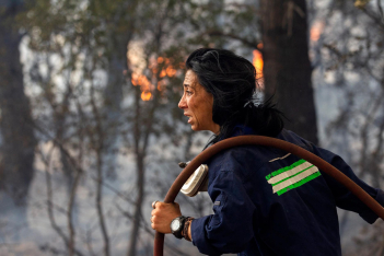 Οι συγκινητικές φωτογραφίες με τους πυροσβέστες που δίνουν μάχη με τις φλόγες