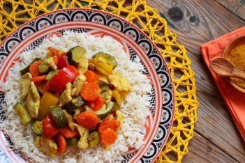 Κοτόπουλο με κάρυ και ρύζι μπασμάτι: Η παραδοσιακή συνταγή της ινδικής κουζίνας