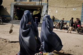 Απόγνωση - Μητέρες δίνουν τα παιδιά τους σε στρατιώτες για να τα σώσουν από τους Ταλιμπάν