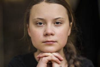 «Χρειαζόμαστε συστημική αλλαγή»: Η Greta Thunberg βρέθηκε στο εξώφυλλο της Vogue και κατέκρινε τη βιομηχανία της μόδας