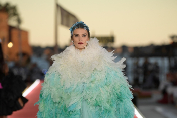 Το εντυπωσιακό show των Dolce & Gabbana στη Βενετία τα είχε όλα: Celebrities, γόνδολες και ένα υπέροχο ουράνιο τόξο