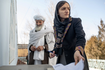 «Περιμένω να έρθουν να με σκοτώσουν»: Η πρώτη γυναίκα δήμαρχος του Αφγανιστάν βιώνει τον τρόμο