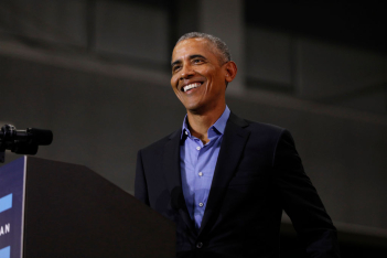 O Barack Obama έγινε 60 και στο χαβανέζικο πάρτι του ήταν όλοι εκεί