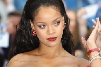 "Η πιο πλούσια τραγουδίστρια στον κόσμο": Η Rihanna έγινε και επίσημα δισεκατομμυριούχος