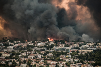 Drone καταγράφει τη στιγμή που καπνοί τυλίγουν όλη την Αθήνα και καθηλώνει