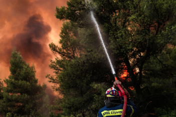 Φωτιά στην Αττική: Οι φλόγες καίνε σπίτια στη Βαρυμπόμπη, απειλούν τους Θρακομακεδόνες - 856 πυροσβέστες στη μάχη