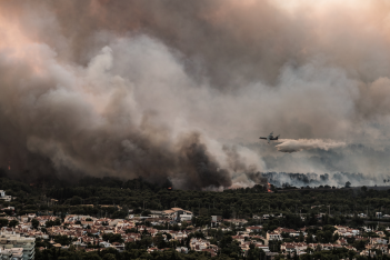 10 συγκλονιστικές εικόνες από την μεγάλη φωτιά στην Αθήνα 